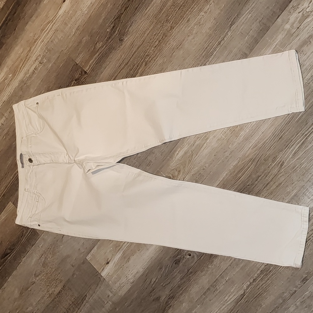 Bandolinoblu Vivienne white jeans size 14 rise 10 1/2 in. Inseam 28 in.